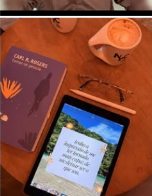 Livro Tornar-se pessoa de Carl Rogers e xícara de café